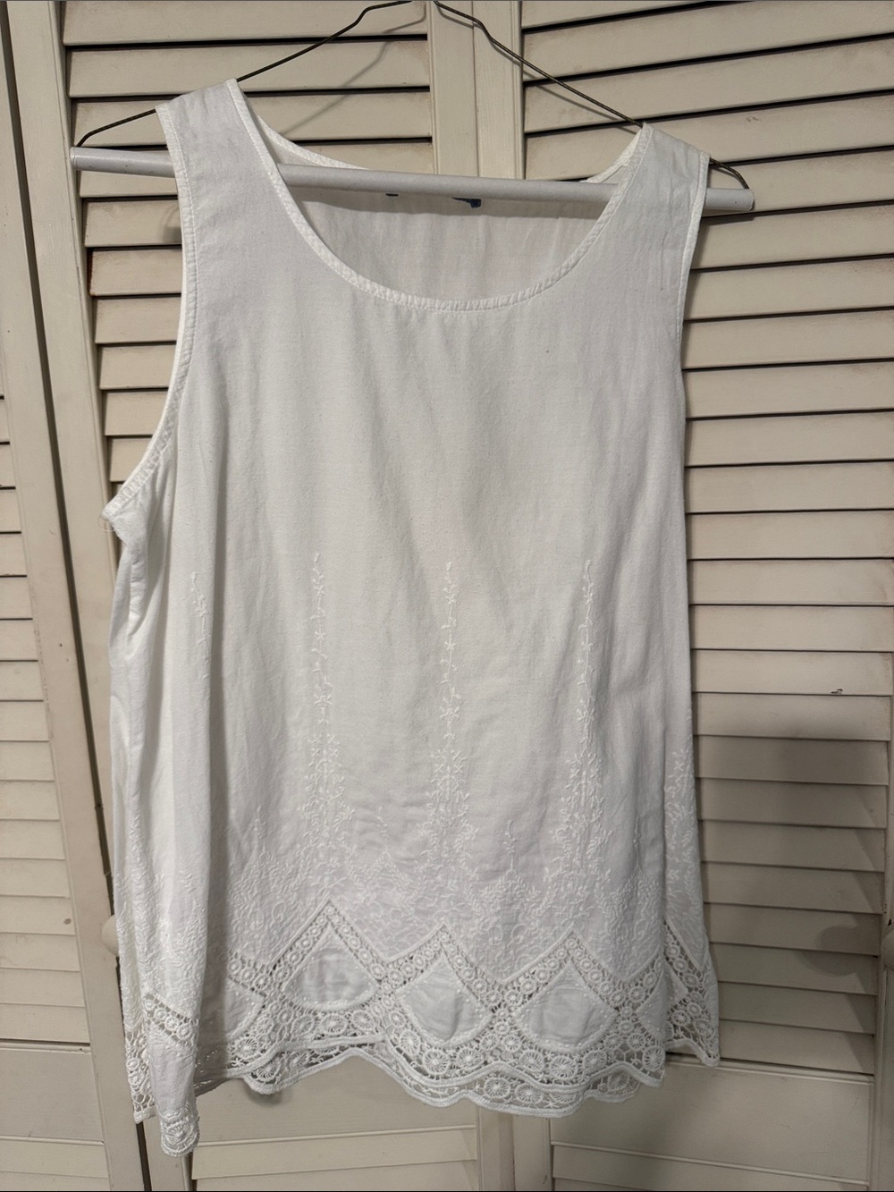 White Embroidered Cotton Tank Top with Scalloped Lace Trim